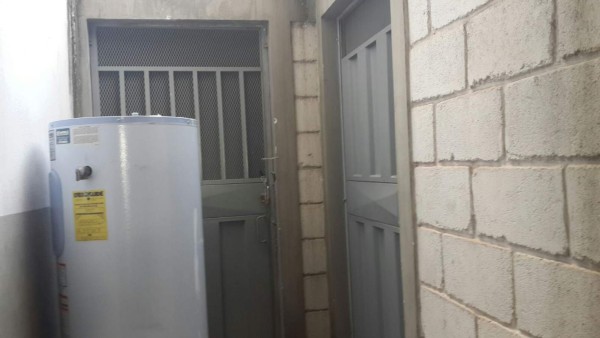 Incautan bodega vacía a Mario Zelaya en residencial San Ignacio de la capital