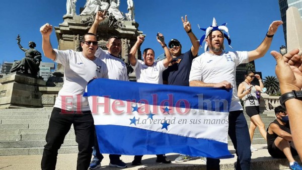 ¡Ambientazo! Afición catracha y mexicana ya palpita cerca del Azteca
