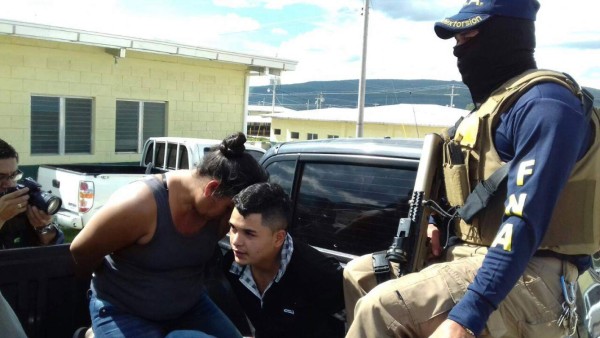 Madre e hijo detenidos por extorsión y presuntamente pertenecer a los 'Chirizos'