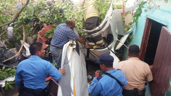 Avioneta cae sobre casa de habitación en la Lima, Cortés