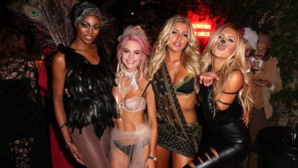 Así fue la fiesta de Halloween en la mansión Playboy