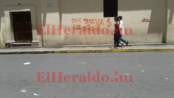 Manchan paredes de la Catedral Metropolitana y otros lugares del Centro de la capital