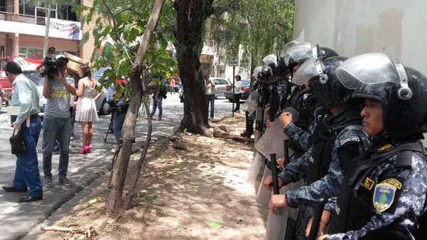 Indígenas se encadenan frente a Fiscalía exigiendo justicia para Berta