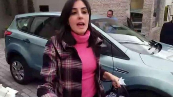 Hombre graba el momento en que su esposa sale de un motel con su amante