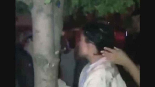 Mujer 'poseída por demonios” camina por las calles causando pánico