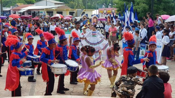 Hondureños comparten imágenes de sus hijos en esta fiesta cívica