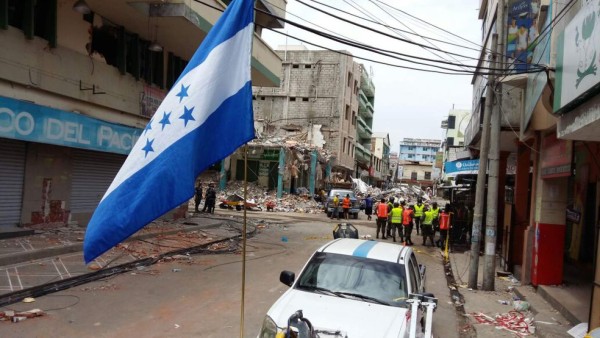 Equipo de rescatistas hondureños regresa de Ecuador