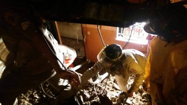 El dramático rescate de los cuerpos de madre e hijo soterrados en la capital de Honduras