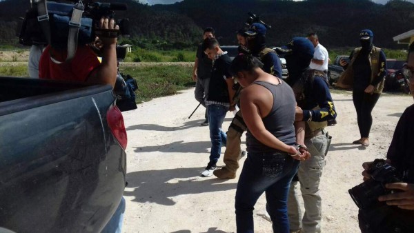 Madre e hijo detenidos por extorsión y presuntamente pertenecer a los 'Chirizos'