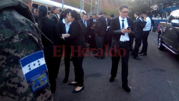 Ambiente de fiesta en el interior del Nacional previo a la toma de posesión de Juan Orlando Hernández