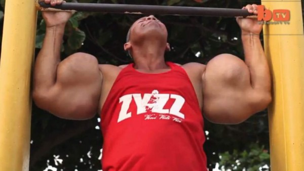 VIDEO: Desarrolló súper músculos con inyecciones de aceite y alcohol