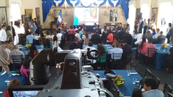 Indígena trilingüe recibe el premio Maestro del Año