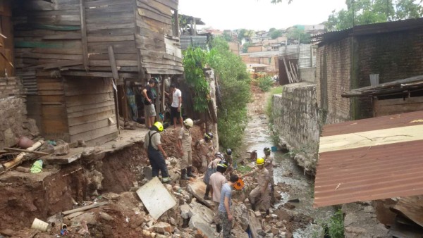 Al menos tres casas en riesgo por deslizamiento en capital de Honduras
