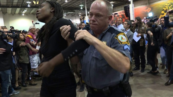 Choque entre estudiantes latinos y seguidores de Trump en un mitin&nbsp;&nbsp;&nbsp;