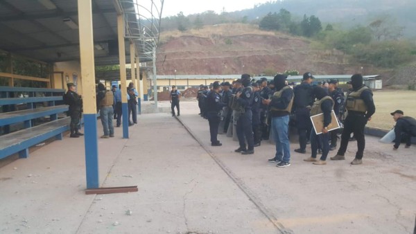 Con perros y pasamontañas, así llegaron agentes a inspeccionar varios centros penitenciarios de Honduras