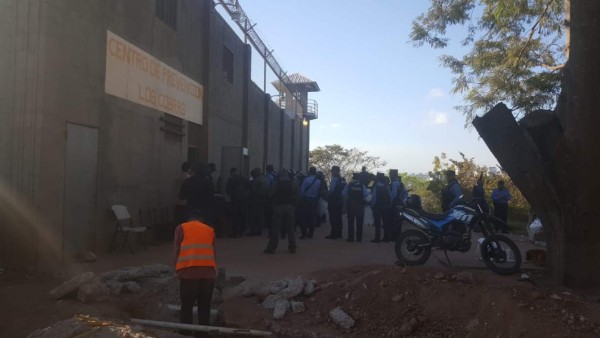 Con perros y pasamontañas, así llegaron agentes a inspeccionar varios centros penitenciarios de Honduras