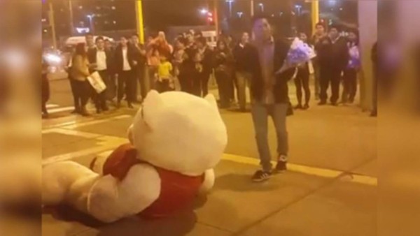 Joven pasa un bochornoso momento por culpa de su novia