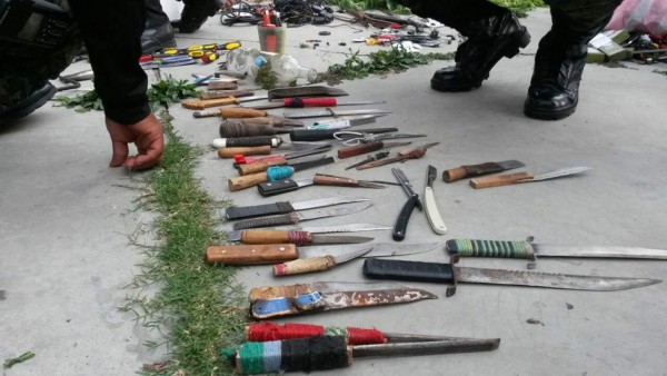 Encuentran armas, objetos cortopunzantes y plantas de marihuana en operativo en la PN