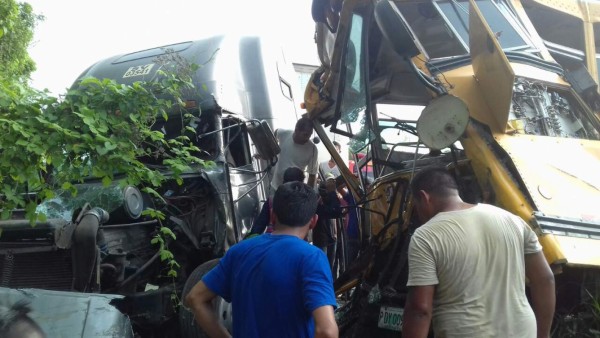 Varios heridos tras colisión entre bus y rastra en Quimistán, Santa Bárbara