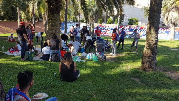 Barristas hondureños festejan aniversario de Olimpia en España