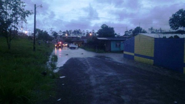 Tegucigalpa: Incomunicadas 50 familias por desborde de quebrada