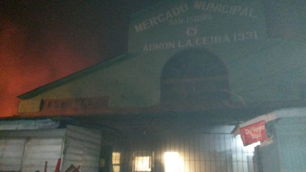 Incendio consume puestos en mercado San Isidro de La Ceiba