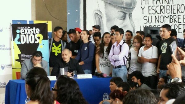Debate de ateos y teístas en la UNAH