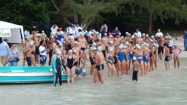 Exitoso segundo Torneo de Aguas Abiertas en Guanaja