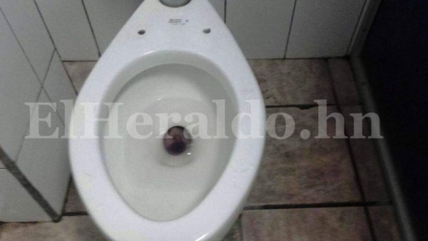 Honduras: Mujer pare en un baño del IHSS y ahoga a su bebé al halar la palanca