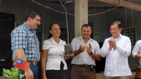 Donan árboles frutales a pobres