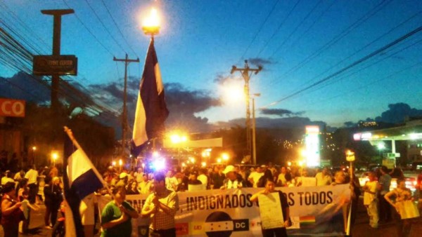 'Indignados' marchan en apoyo a empleados de diario Tiempo