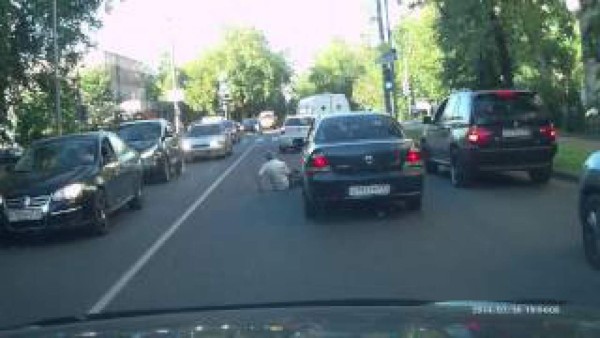 Locura en Rusia: atropelló a un automovilista porque lo criticó