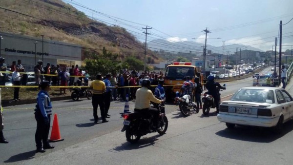 Motociclista muere atropellado por camión de Cuerpo de Bomberos; elementos iban a controlar incendio en DPI