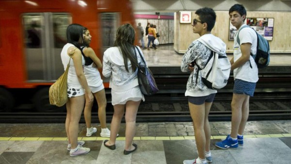 Mexicanos se pasean en ropa interior por el metro para lograr un nuevo récord