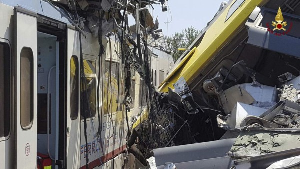 Chocan de frente dos trenes en Italia; al menos 12 muertos&nbsp;&nbsp;&nbsp;