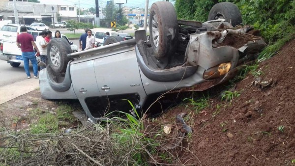 Conductor se accidenta en el anillo periférico por evitar atropellar a peatón