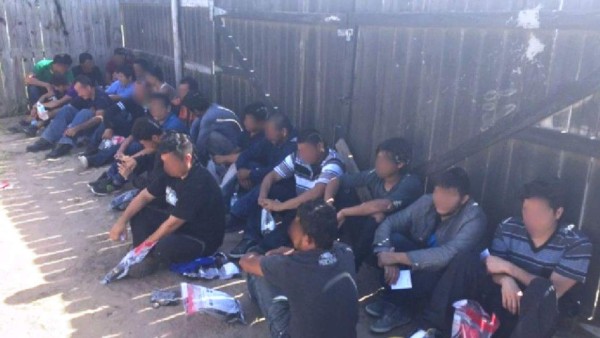35 inmigrantes rescatados de casa de seguridad en Texas