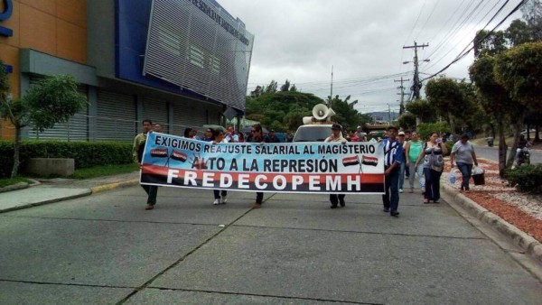 Protestan maestros contra aumento salarial