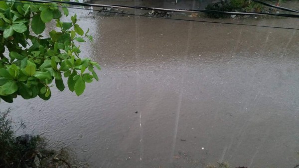 Fuertas lluvias dejan calles inundadas en el norte de Honduras