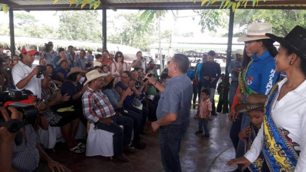 Pilo Tejeda de visita en la feria del Juncal Olanchito