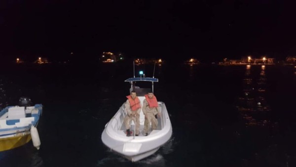Rescatan a dos hondureños que naufragaron en la costa Atlántica, cerca de Roatán