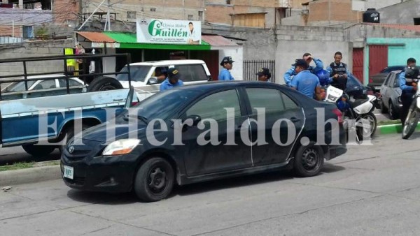 En este vehículo marca Toyota se habrían transportado los asesinos de médico y profesor en colonia Santa Cecilia de Comayagüela. Foto: El Heraldo