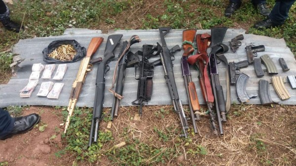 Decomisan arsenal e indumentaria militar a cuatro personas detenidas en Ajuterique