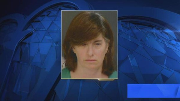 Pensilvania: cuidadora empujó a niña por los escalones