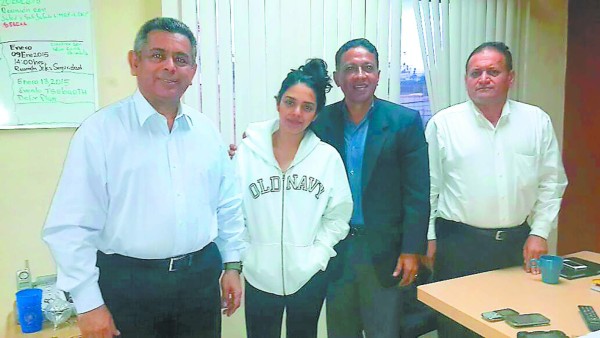 Paola Paz y su novio se encuentran con su padre