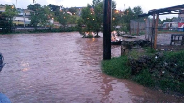 Capital de Honduras en alerta por desbordamiento de río Choluteca