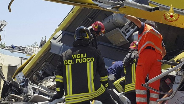 Chocan de frente dos trenes en Italia; al menos 12 muertos&nbsp;&nbsp;&nbsp;