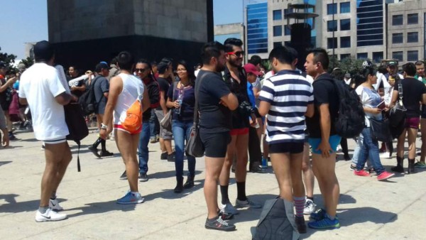 Mexicanos se pasean en ropa interior por el metro para lograr un nuevo récord