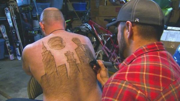 Joven convierte su espalda peluda en un lienzo de arte