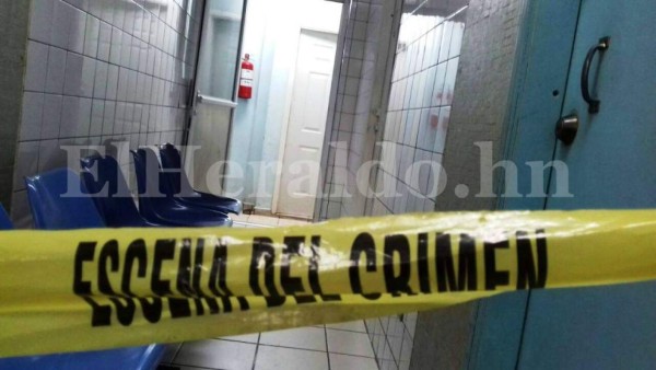 Honduras: Mujer pare en un baño del IHSS y ahoga a su bebé al halar la palanca